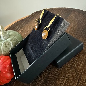 Stainless steel goudkleurige oorbellen met natuursteen bedel