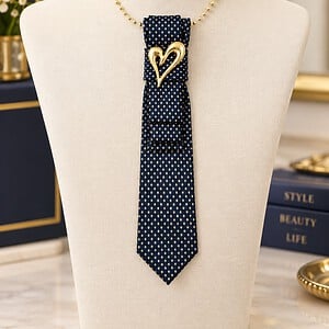 Statement ketting blauw met hart– unieke stropdas met sierbroche en parelketting