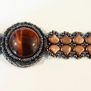 Tijgeroog armband met handgeweven kralenband en Czech Ginkgo kralen