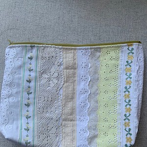 Toilettasje / etui gemaakt van vintage kant en band