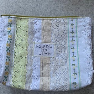 Toilettasje / etui gemaakt van vintage kant en band
