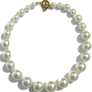 Trendy halsketting, écru glasparels en acrylparels. Handgeregen ketting, grote écru kralen, goudkleurige kapittelsluiting.
