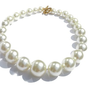 Trendy halsketting, écru glasparels en acrylparels. Handgeregen ketting, grote écru kralen, goudkleurige kapittelsluiting.