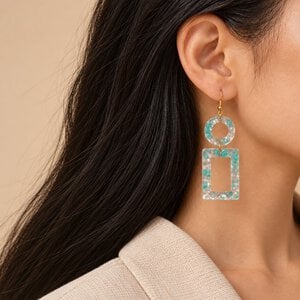 Turquoise Geometrische Hangoorbellen met Kralen | Statement Oorbellen met Goudkleurige Details