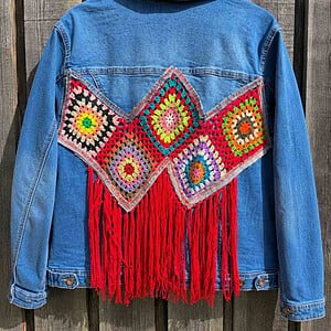 Upcycled Denim Jasje – Granny Squares & Rode Franjes – One of a Kind