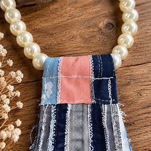 Upcycled Denim Ketting-Stropdas met Parels – One of a Kind