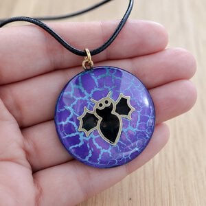 Vleergefladder & Halloween Cute, paarse vleermuis ketting met turquoise craquelé