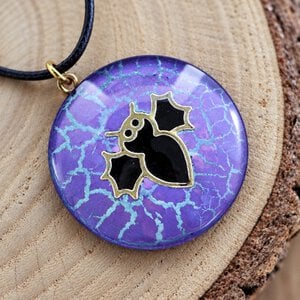 Vleergefladder & Halloween Cute, paarse vleermuis ketting met turquoise craquelé