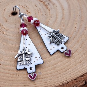 Witte Kerst & Cadeautjes uitpakken, emaille kerstboom oorbellen met Swarovski