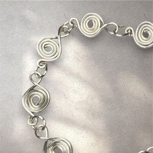 Zilveren armband met zwanenmotief en spiraalvormige schakels
