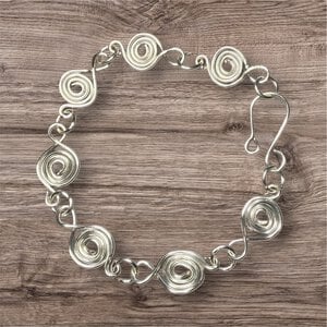 Zilveren armband met zwanenmotief en spiraalvormige schakels