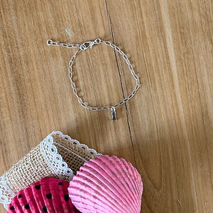 Zilverkleurig armbandje met kleine hanger