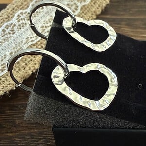 Stainless steen zilverkleurige oorbellen met lichtgewicht hart bedel.