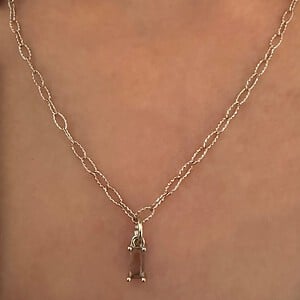 Zilverkleurige stainless steel ketting met lichtgrijze glazen bedel