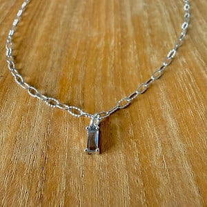 Zilverkleurige stainless steel ketting met lichtgrijze glazen bedel