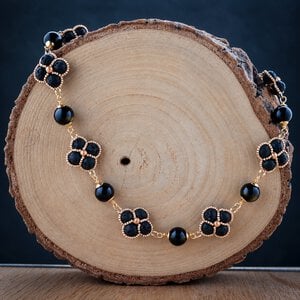 Zwarte Elegantie & Gouden Bloemen, handgeweven ketting met lavasteen en obsidiaan