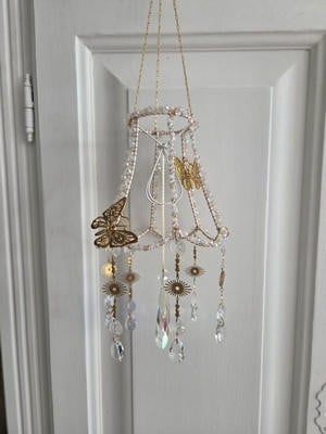 Suncatcher gemaakt van een oud lampenkap frame. Totale lengte 44 cm. Lampenkap 12 cm.