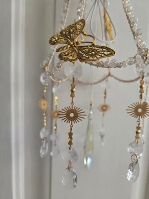 Suncatcher gemaakt van een oud lampenkap frame. Totale lengte 44 cm. Lampenkap 12 cm.