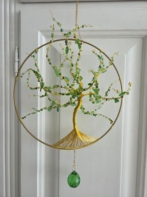 Suncatcher met levensboom met verschillende groene tinten facetkralen en groen zeeglas.