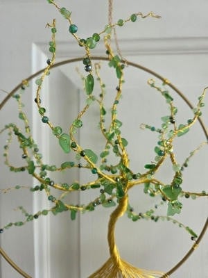 Suncatcher met levensboom met verschillende groene tinten facetkralen en groen zeeglas.
