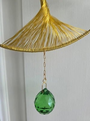 Suncatcher met levensboom met verschillende groene tinten facetkralen en groen zeeglas.