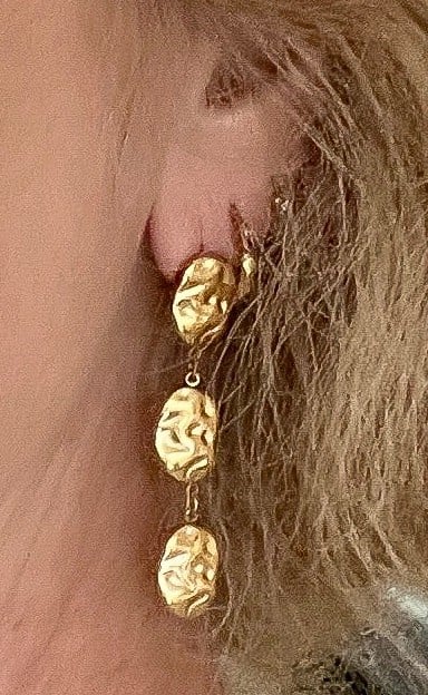 RVS goldplated lange oorbellen met gehamerde druppels