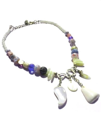 Ketting met keramiekkralen, schelpkralen, parelmoer en glaskralen. Handgemaakte halsketting, pastelkleur, zilverkleur connector, schelpbedel