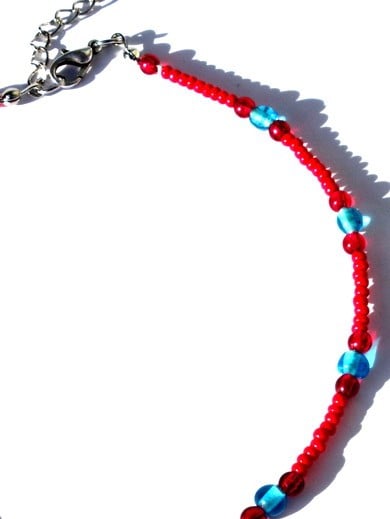 Rode enkelketting met rocailles, glaskralen en turquoise haaientand b… - 140446 Rode enkelketting met rocailles, glaskralen en turquoise haaientand bedel. Handgemaakt enkelbandje, rode met turquoise enkelbandje, Per Elle