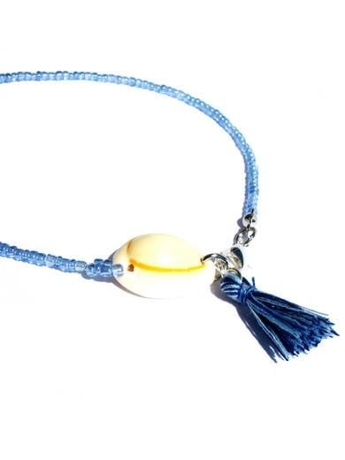Blauwe enkelketting met schelp en kwastje. Enkelkettinkje, kleine glaskralen, stoffen kwastje en kauri schelp, blauw enkelbandje