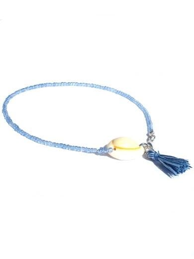Blauwe enkelketting met schelp en kwastje. Enkelkettinkje, kleine glaskralen, stoffen kwastje en kauri schelp, blauw enkelbandje