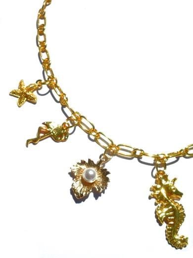 Goudkleurige halsketting met goudkleurige metalen bedels. Handgemaakt… - 139237 Goudkleurige halsketting met goudkleurige metalen bedels. Handgemaakte ketting met goudkleurige schakels, sluiting en bedel strand zee zomer