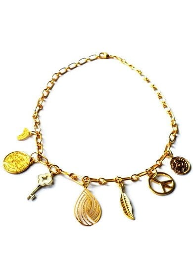 Goudkleurige halsketting met goudkleurige metalen bedels. Handgemaakte ketting met goudkleurige schakels, sluiting, munt, sleutel, boze oog