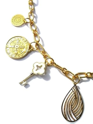 Goudkleurige halsketting met goudkleurige metalen bedels. Handgemaakte ketting met goudkleurige schakels, sluiting, munt, sleutel, boze oog