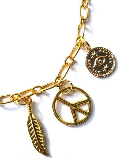 Goudkleurige halsketting met goudkleurige metalen bedels. Handgemaakte ketting met goudkleurige schakels, sluiting, munt, sleutel, boze oog