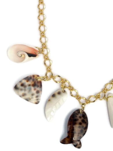 Goudkleurige halsketting met schelp en parelmoer hangers. Handgemaakt… - 139234 Goudkleurige halsketting met schelp en parelmoer hangers. Handgemaakte ketting met goudkleurige schakels en sluiting. Strand zee zomer Ibiza