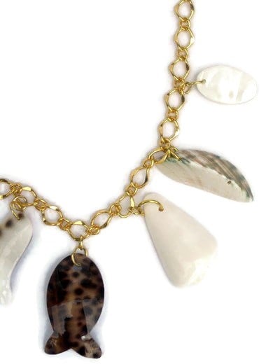 Goudkleurige halsketting met schelp en parelmoer hangers. Handgemaakt… - 139235 Goudkleurige halsketting met schelp en parelmoer hangers. Handgemaakte ketting met goudkleurige schakels en sluiting. Strand zee zomer Ibiza