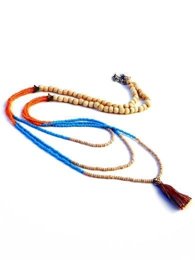 Halsketting met turquoise, oranje, beige rocailles. Handgemaakte kett… - 139661 Halsketting met turquoise, oranje, beige rocailles. Handgemaakte ketting met kwastje, 3 rijen glaskralen en beige houten kralen, boho chic