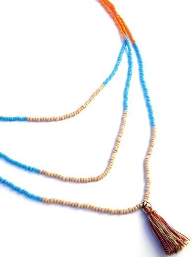 Halsketting met turquoise, oranje, beige rocailles. Handgemaakte kett… - 139662 Halsketting met turquoise, oranje, beige rocailles. Handgemaakte ketting met kwastje, 3 rijen glaskralen en beige houten kralen, boho chic