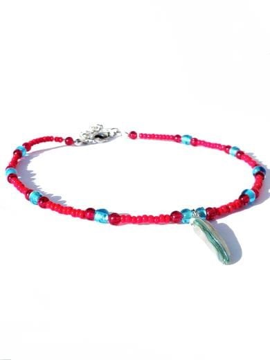 Rode enkelketting met rocailles, glaskralen en turquoise haaientand b… - 140444 Rode enkelketting met rocailles, glaskralen en turquoise haaientand bedel. Handgemaakt enkelbandje, rode met turquoise enkelbandje, Per Elle