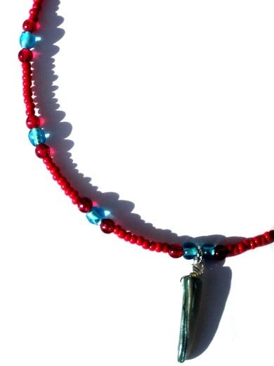 Rode enkelketting met rocailles, glaskralen en turquoise haaientand b… - 140445 Rode enkelketting met rocailles, glaskralen en turquoise haaientand bedel. Handgemaakt enkelbandje, rode met turquoise enkelbandje, Per Elle