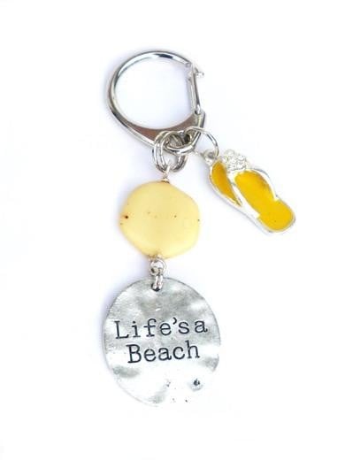 Tassenhanger, sleutelhanger met parelmoer, epoxy bedel teenslipper, z… - 136831 Tassenhanger, sleutelhanger met parelmoer, epoxy bedel teenslipper, zilverkleurige bedel. Accessoires, strand, zomer, tas, sleutel, hanger.