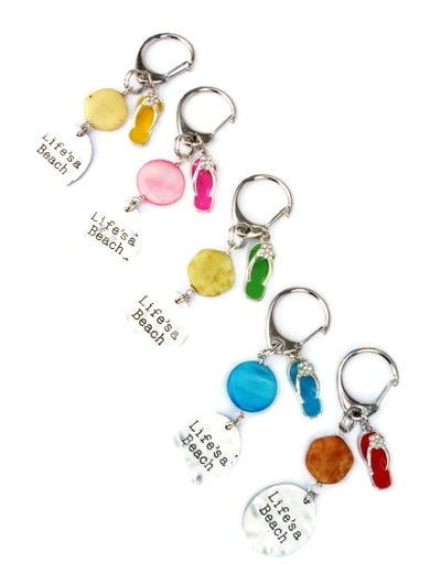 Tassenhanger, sleutelhanger met parelmoer, epoxy bedel teenslipper, z… - 136832 Tassenhanger, sleutelhanger met parelmoer, epoxy bedel teenslipper, zilverkleurige bedel. Accessoires, strand, zomer, tas, sleutel, hanger.