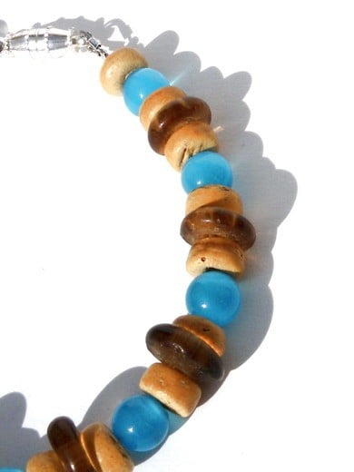 Herenarmband turquoise tijgeroogkralen, bruine gerecyclede glasschijven, beige kokoskralen. Handgemaakte polsband mannen, magneetsluiting