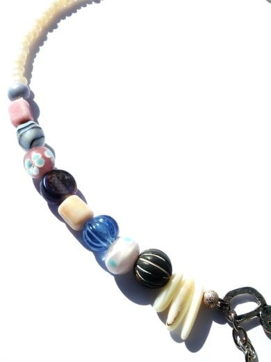 Ketting met keramiekkralen, schelpkralen, parelmoer en glaskralen. Handgemaakte halsketting, pastelkleur, zilverkleur connector, schelpbedel