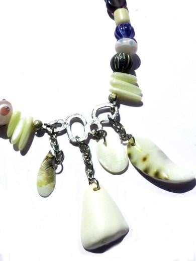 Ketting met keramiekkralen, schelpkralen, parelmoer en glaskralen. Handgemaakte halsketting, pastelkleur, zilverkleur connector, schelpbedel