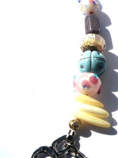 Ketting met keramiekkralen, schelpkralen, parelmoer en glaskralen. Handgemaakte halsketting, pastelkleur, zilverkleur connector, schelpbedel