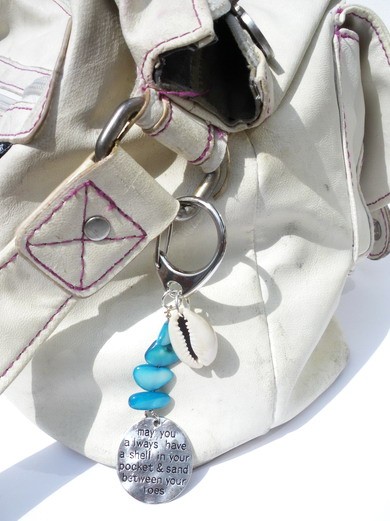 Tassenhanger, sleutelhanger met bedel, schelp, turquoise parelmoer, z… - 136824 Tassenhanger, sleutelhanger met bedel, schelp, turquoise parelmoer, zilverkleurige bedel. Accessoires, strand, zomer, tas, sleutel, hanger.