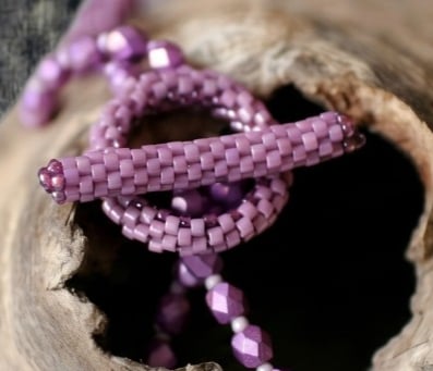 Handgemaakte statement ketting ‘Poppy' pink/amethyst met Swarovski kristallen en Paisley Duo’s – Feest, gala statement