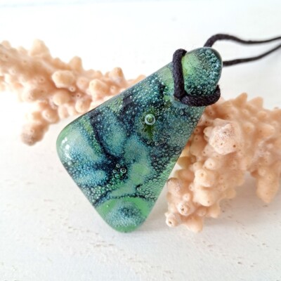 Handgemaakte hanger van versmolten glas in flesgroen donker blauw en zwart. Inclusief verstelbare ketting.