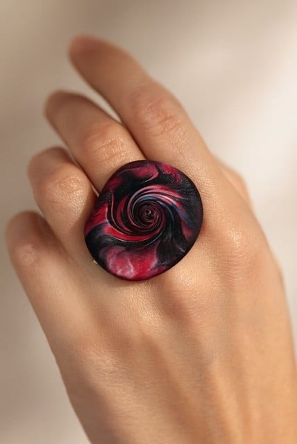 Unieke ring - Rouge Envoûté- verstelbare polymeerklei ring